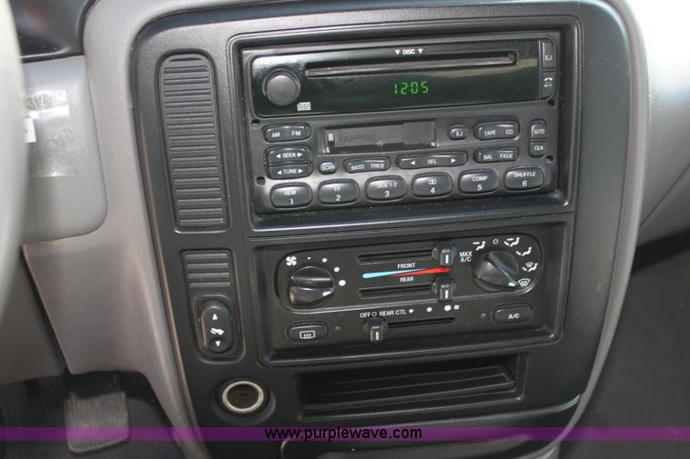 image for item H2085 2003 Ford Windstar SE van