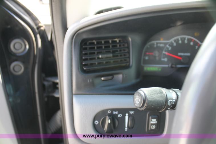 image for item H2085 2003 Ford Windstar SE van