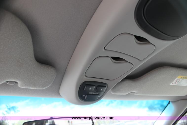 image for item H2085 2003 Ford Windstar SE van