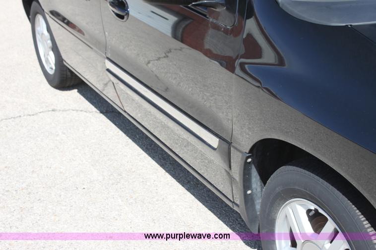 image for item H2085 2003 Ford Windstar SE van