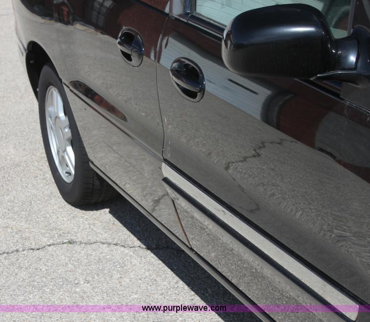 image for item H2085 2003 Ford Windstar SE van