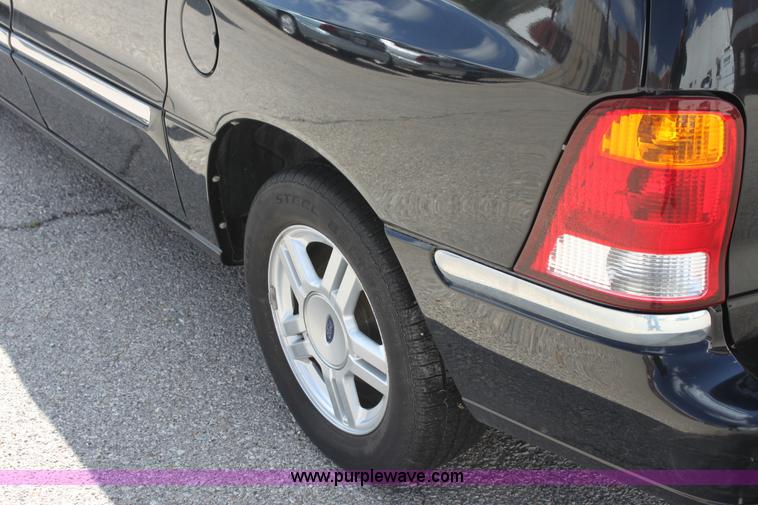 image for item H2085 2003 Ford Windstar SE van