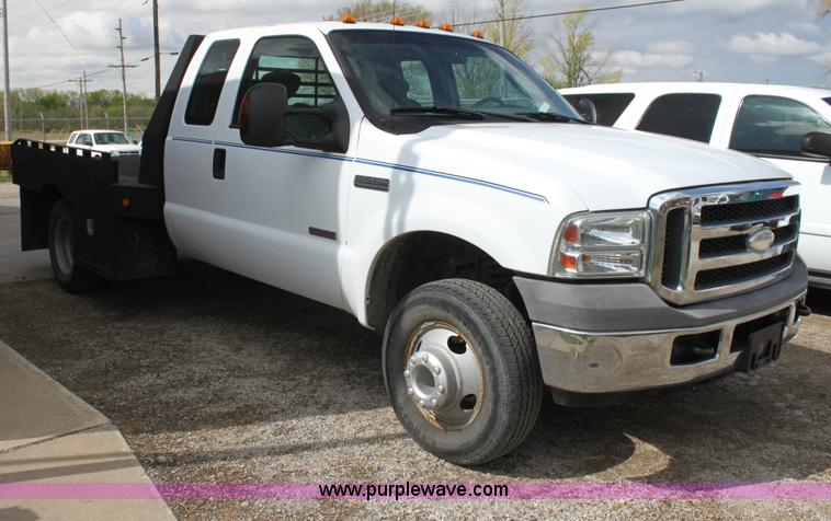 image for item H2087 2005 Ford F350 Super Duty XL SuperCab flatbed truck