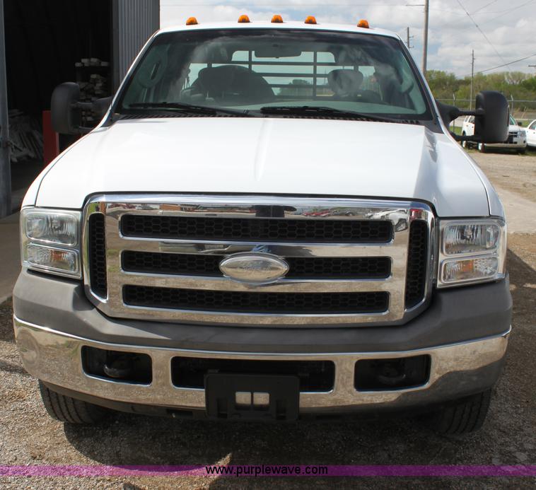 image for item H2087 2005 Ford F350 Super Duty XL SuperCab flatbed truck