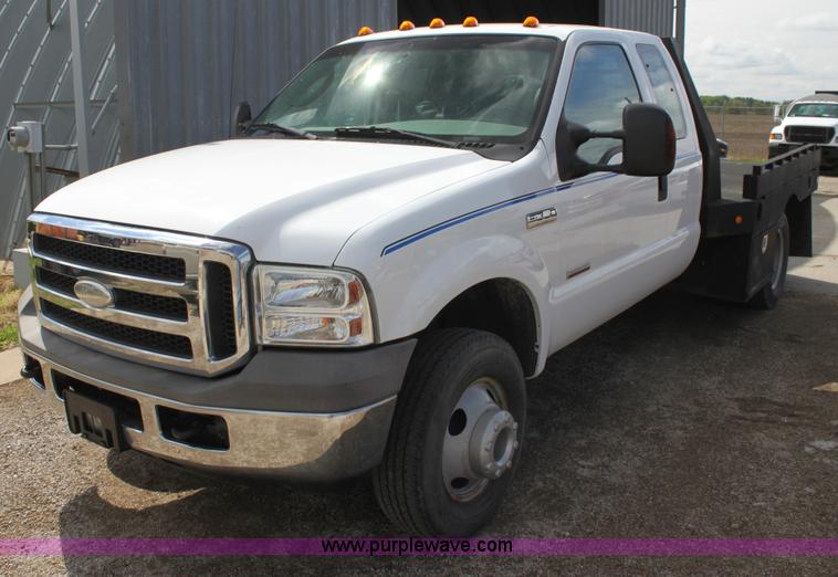 image for item H2087 2005 Ford F350 Super Duty XL SuperCab flatbed truck