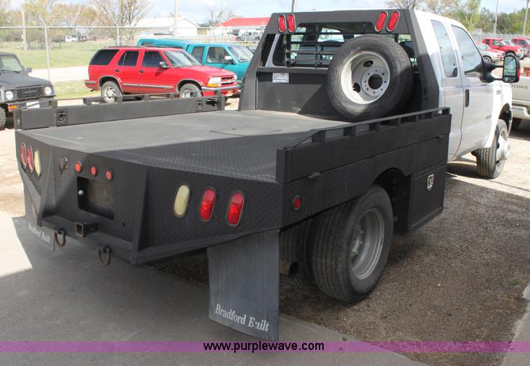 image for item H2087 2005 Ford F350 Super Duty XL SuperCab flatbed truck