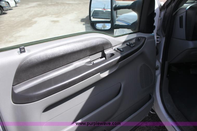 image for item H2087 2005 Ford F350 Super Duty XL SuperCab flatbed truck