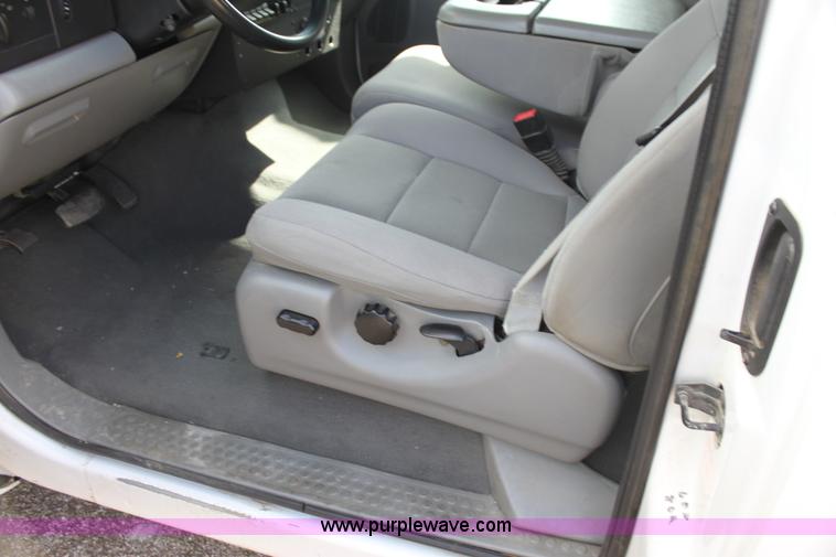 image for item H2087 2005 Ford F350 Super Duty XL SuperCab flatbed truck