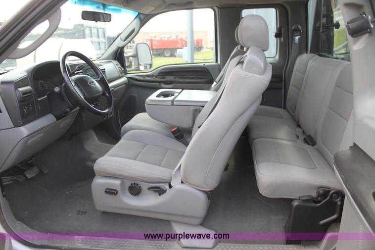 image for item H2087 2005 Ford F350 Super Duty XL SuperCab flatbed truck