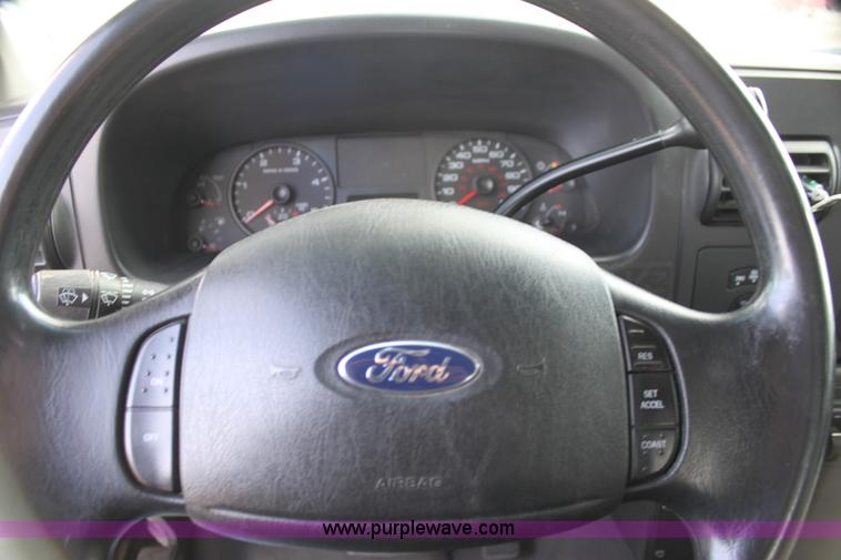 image for item H2087 2005 Ford F350 Super Duty XL SuperCab flatbed truck