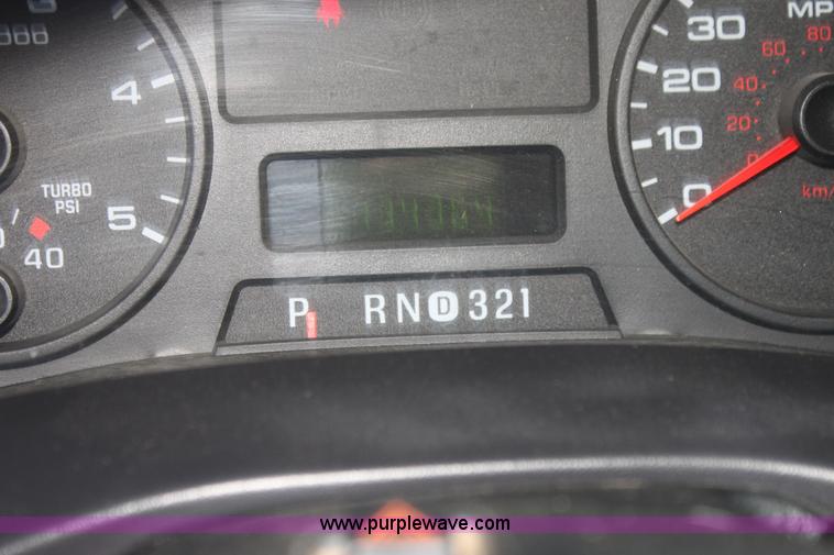 image for item H2087 2005 Ford F350 Super Duty XL SuperCab flatbed truck