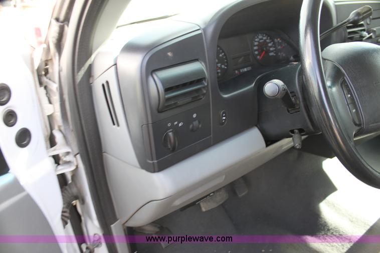 image for item H2087 2005 Ford F350 Super Duty XL SuperCab flatbed truck