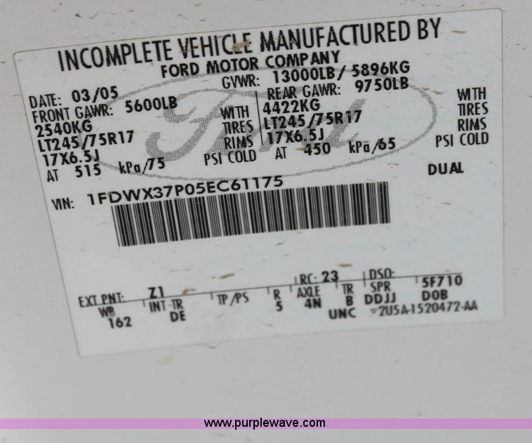 image for item H2087 2005 Ford F350 Super Duty XL SuperCab flatbed truck