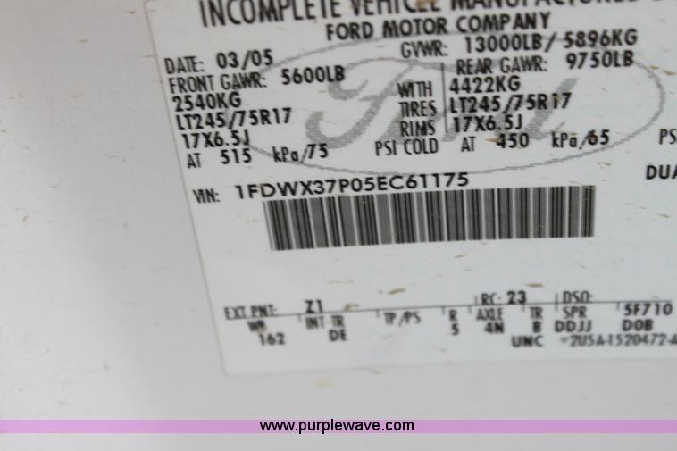 image for item H2087 2005 Ford F350 Super Duty XL SuperCab flatbed truck