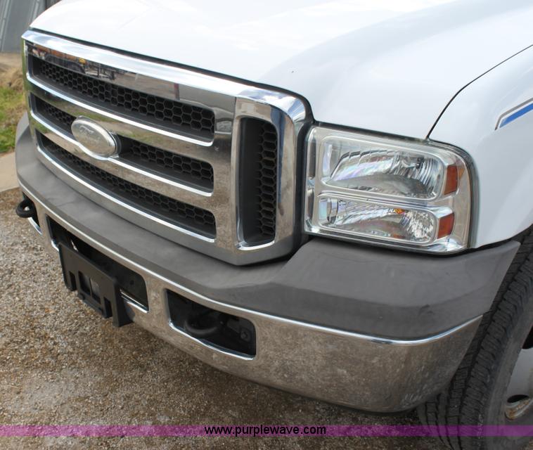 image for item H2087 2005 Ford F350 Super Duty XL SuperCab flatbed truck