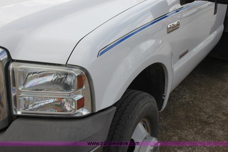 image for item H2087 2005 Ford F350 Super Duty XL SuperCab flatbed truck