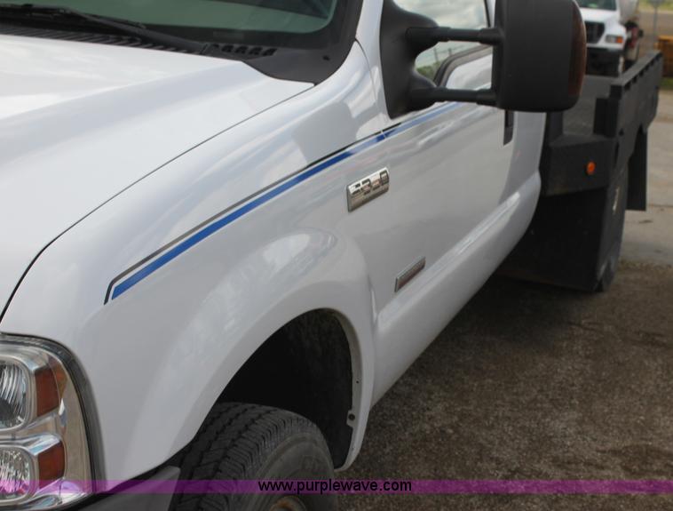 image for item H2087 2005 Ford F350 Super Duty XL SuperCab flatbed truck