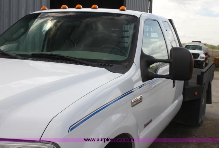 image for item H2087 2005 Ford F350 Super Duty XL SuperCab flatbed truck