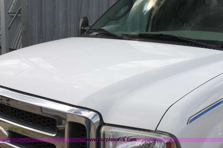 image for item H2087 2005 Ford F350 Super Duty XL SuperCab flatbed truck