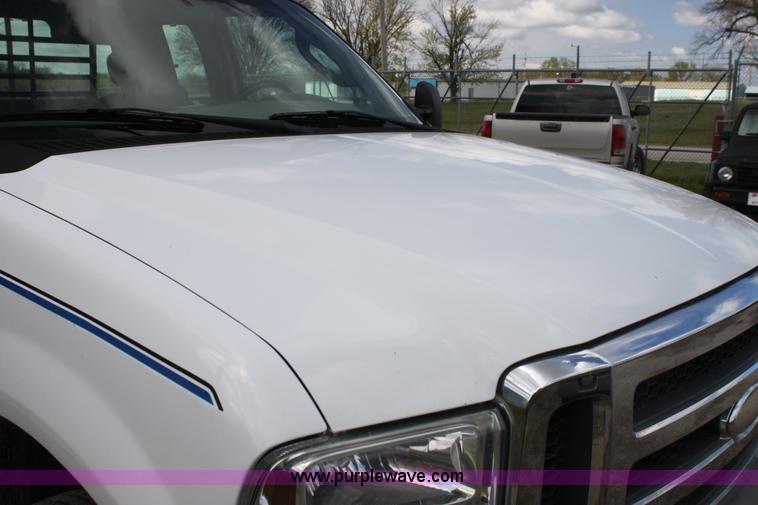 image for item H2087 2005 Ford F350 Super Duty XL SuperCab flatbed truck
