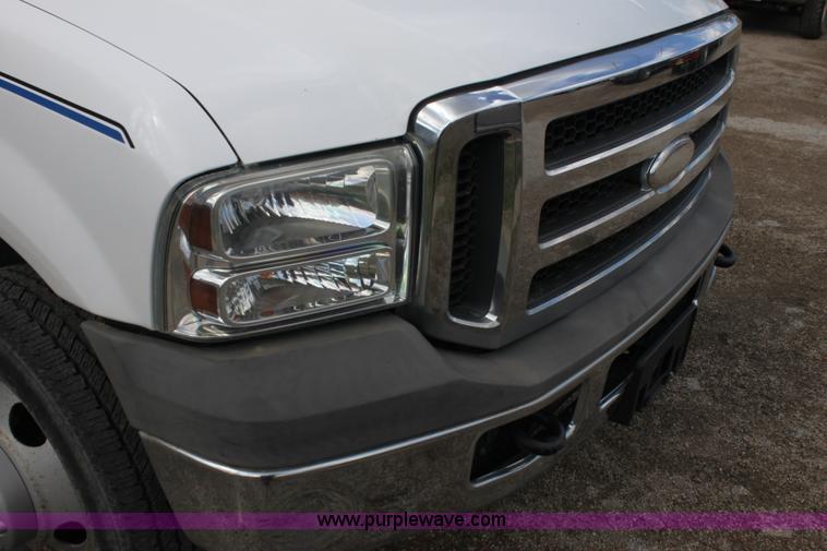 image for item H2087 2005 Ford F350 Super Duty XL SuperCab flatbed truck