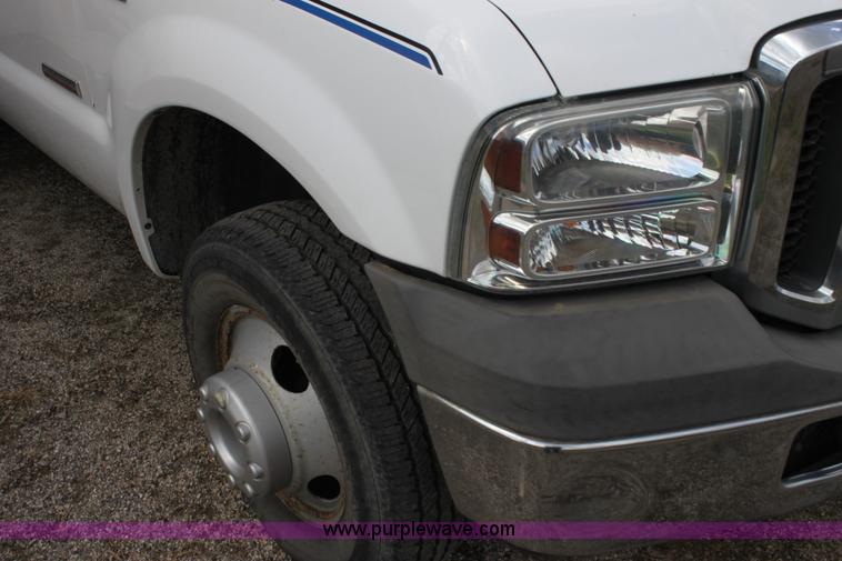 image for item H2087 2005 Ford F350 Super Duty XL SuperCab flatbed truck