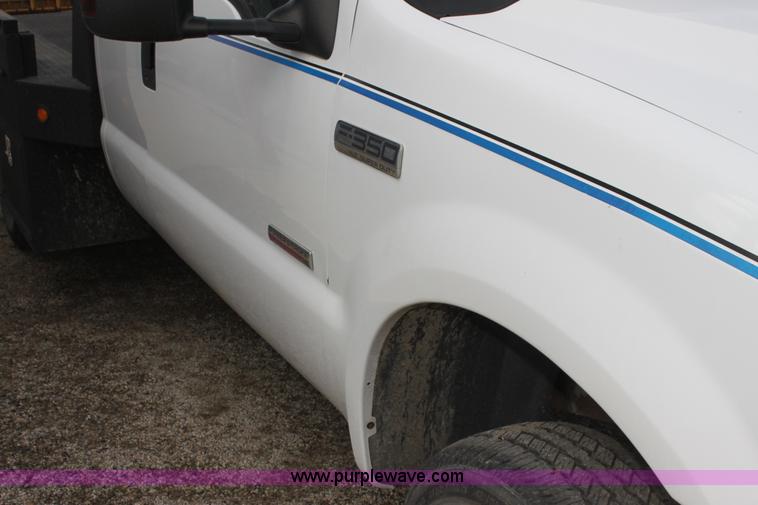 image for item H2087 2005 Ford F350 Super Duty XL SuperCab flatbed truck