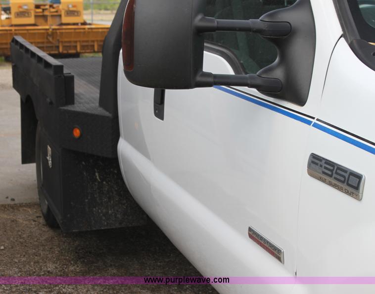 image for item H2087 2005 Ford F350 Super Duty XL SuperCab flatbed truck