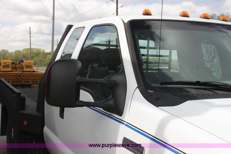 image for item H2087 2005 Ford F350 Super Duty XL SuperCab flatbed truck
