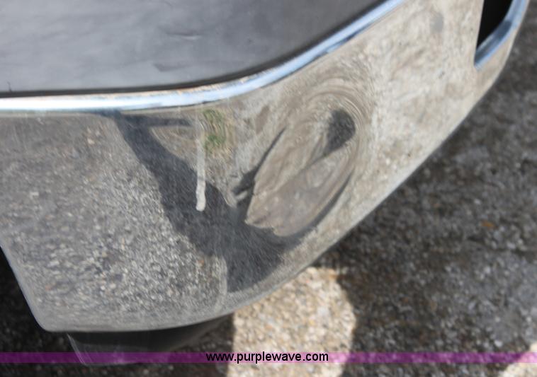 image for item H2087 2005 Ford F350 Super Duty XL SuperCab flatbed truck