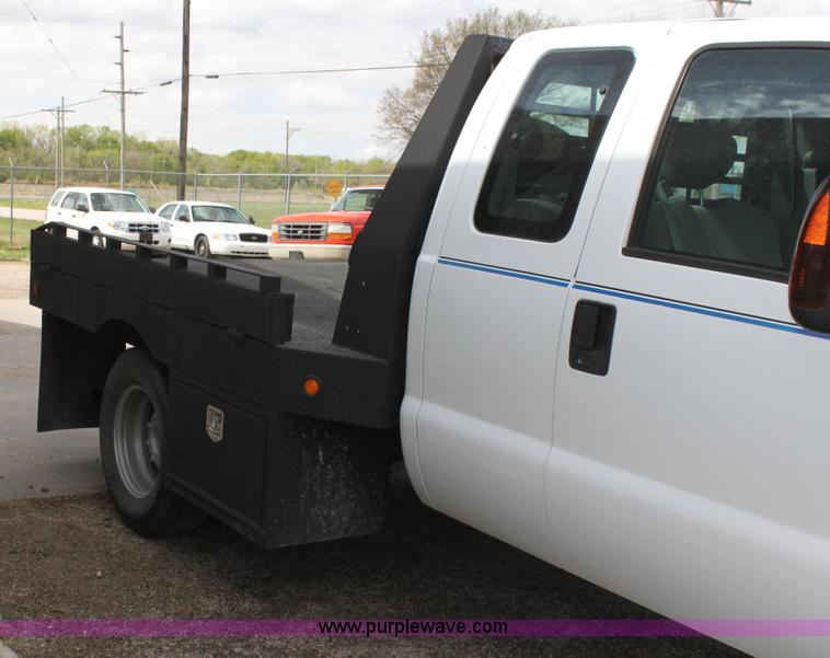 image for item H2087 2005 Ford F350 Super Duty XL SuperCab flatbed truck
