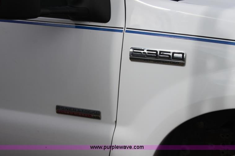 image for item H2087 2005 Ford F350 Super Duty XL SuperCab flatbed truck