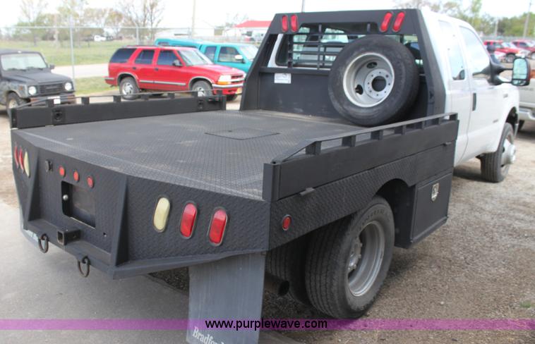 image for item H2087 2005 Ford F350 Super Duty XL SuperCab flatbed truck