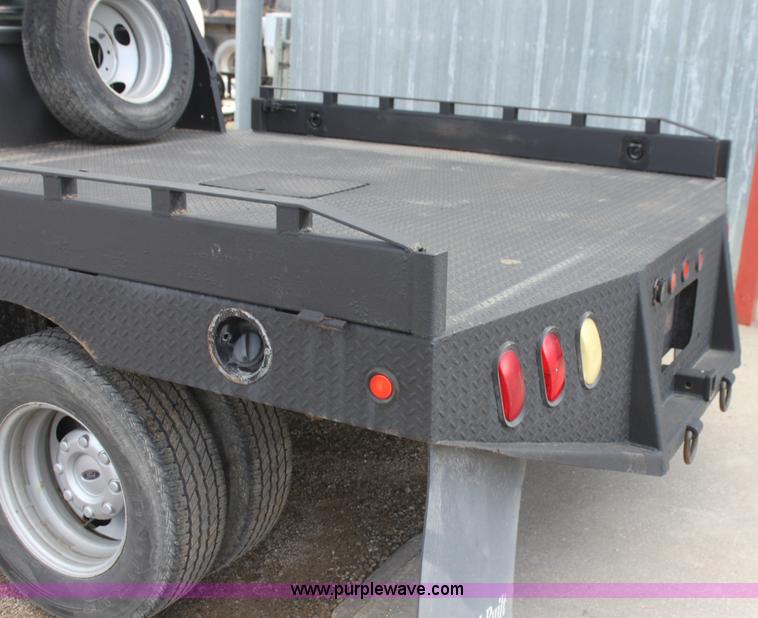image for item H2087 2005 Ford F350 Super Duty XL SuperCab flatbed truck
