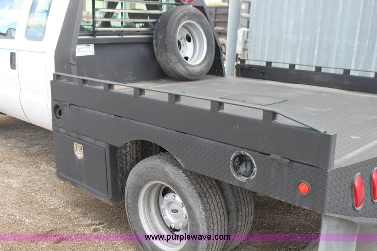 image for item H2087 2005 Ford F350 Super Duty XL SuperCab flatbed truck