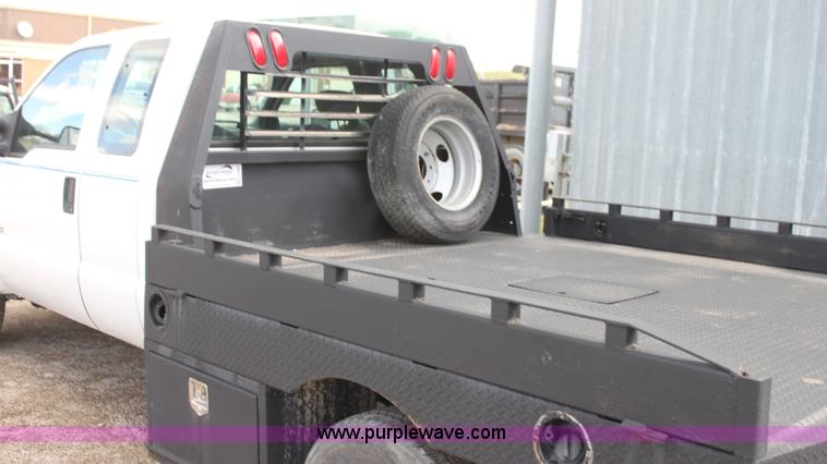 image for item H2087 2005 Ford F350 Super Duty XL SuperCab flatbed truck