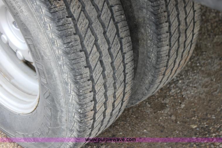 image for item H2087 2005 Ford F350 Super Duty XL SuperCab flatbed truck