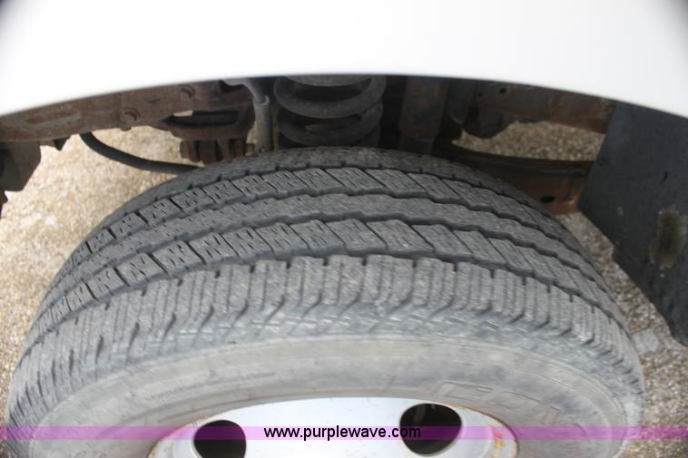 image for item H2087 2005 Ford F350 Super Duty XL SuperCab flatbed truck