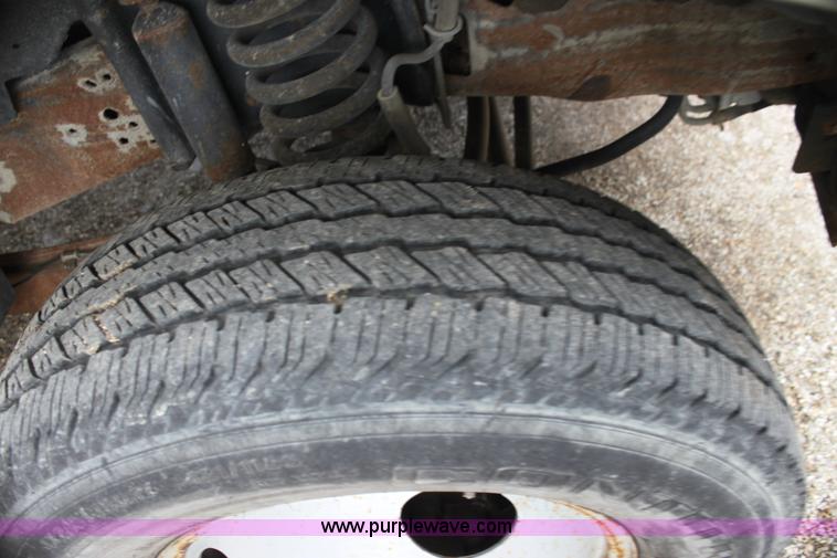 image for item H2087 2005 Ford F350 Super Duty XL SuperCab flatbed truck