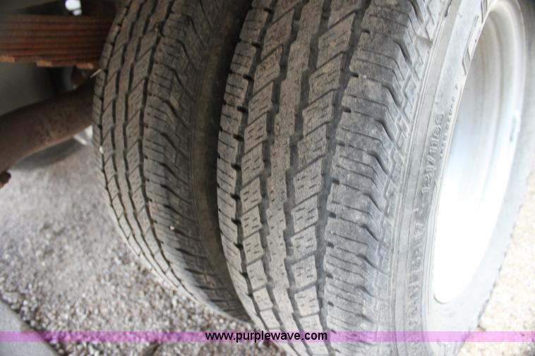 image for item H2087 2005 Ford F350 Super Duty XL SuperCab flatbed truck