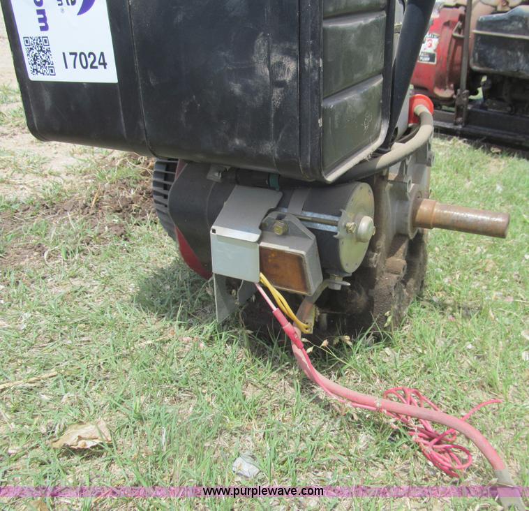 image for item I7024 Briggs & Stratton 195437 gas engine