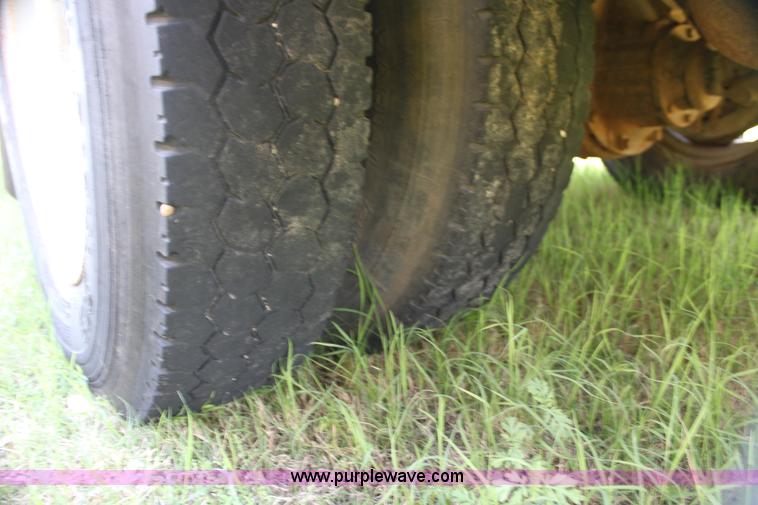 image for item I7416 1997 Ford B800 school bus