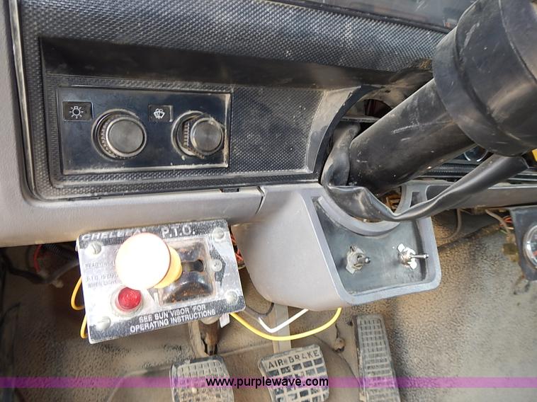 image for item J3194 1995 Ford F800 dump truck