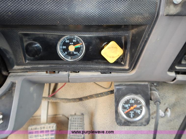 image for item J3194 1995 Ford F800 dump truck