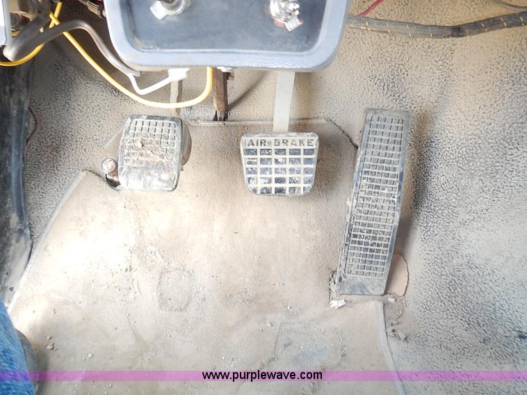 image for item J3194 1995 Ford F800 dump truck