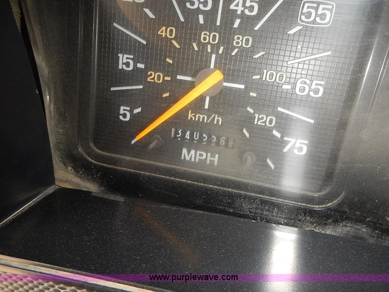 image for item J3194 1995 Ford F800 dump truck