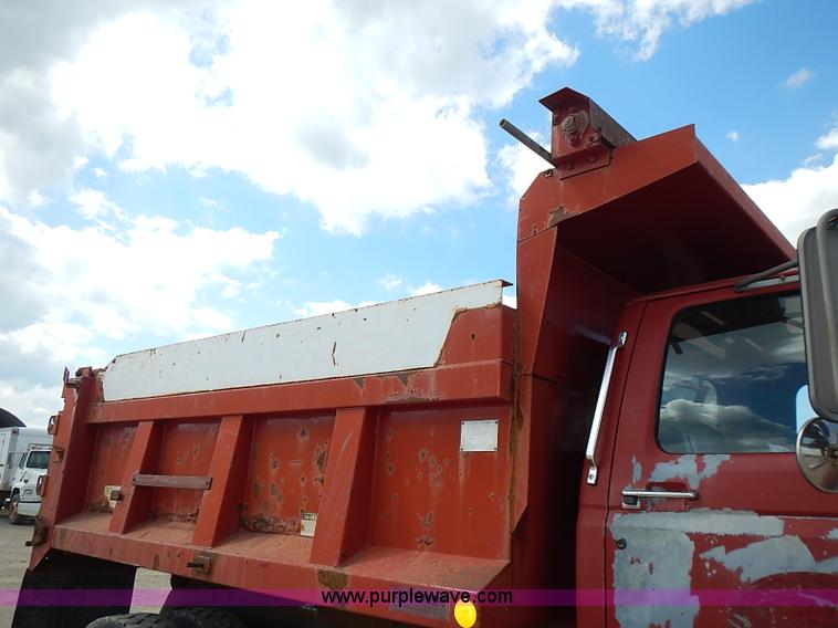 image for item J3194 1995 Ford F800 dump truck