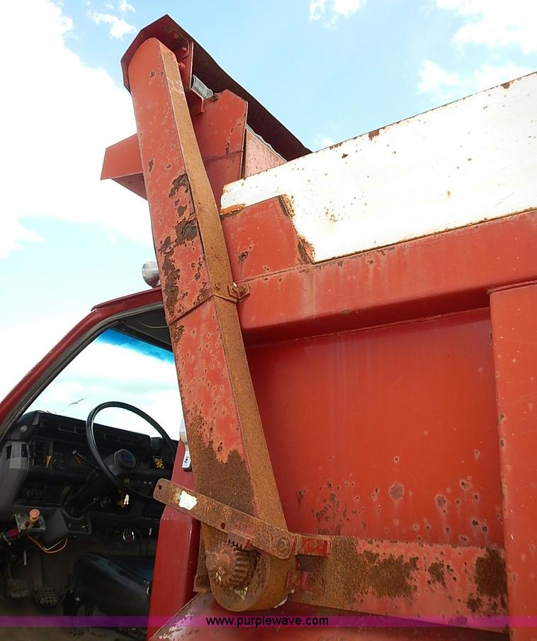 image for item J3194 1995 Ford F800 dump truck
