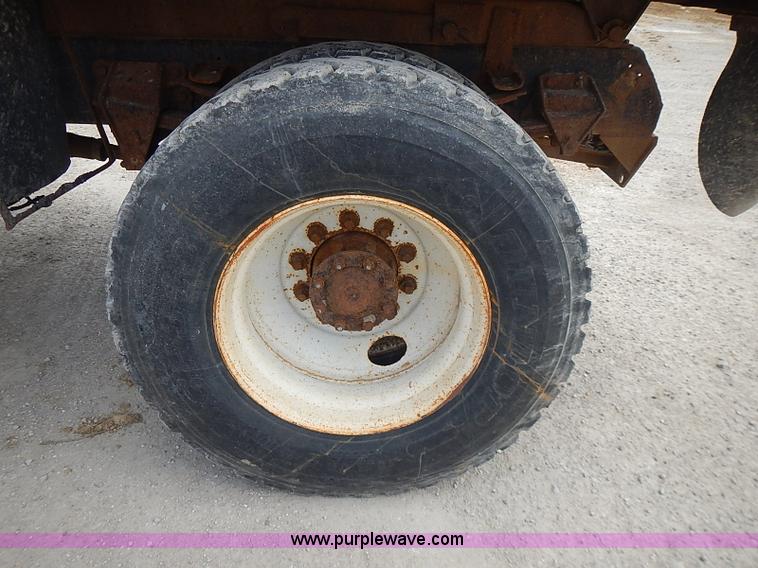 image for item J3194 1995 Ford F800 dump truck