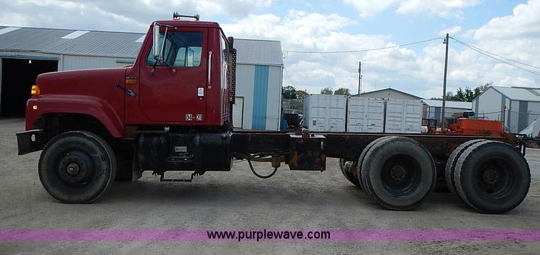 image for item J3197 2000 International F2554 truck cab and chassis